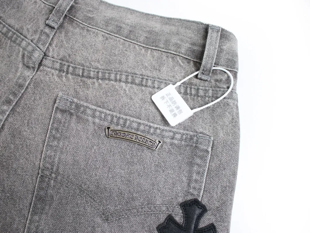 🅿️250 Style Number: D123 Chrome Hearts Matty Boy Sex Records Series Limited JJ Lin Gray and Leather High Street Jeans - CH jeans need to be washed and then disassembled and hand-stitched with sheepskin cross leather and then spliced ​​together to complete the process. The whole process is too complicated to explain. The texture can be seen in the hand, and it’s all about looking good. These are the most beautiful pants in Crow’s heart. They are made of beaded canvas fabric, and heavy washing makes the upper body of the fabric more textured, and the pants shape is tall and straight! The three-dimensional cutting of the whole trousers is a masterpiece! The hardware is customized by zp. The beaded canvas fabric is thick and soft after being washed. It has good breathability. Customized small leather label. Unique design. The details are simple and elegant, and the workmanship is exquisite. The whole trousers are neatly routed and the details are in place! It’s so cool that both men and women can easily control the trend of gender-neutral shorts!  Color: Gray with black Size: 28 30 32 34 36 Corresponding sizes s-xxl Available in seconds. Detailed sizes can be found in picture 9. Pants length: 107/108/109/110/111 Waist: 71/76/81/86/91 Sitting: 101/106/111/116/121